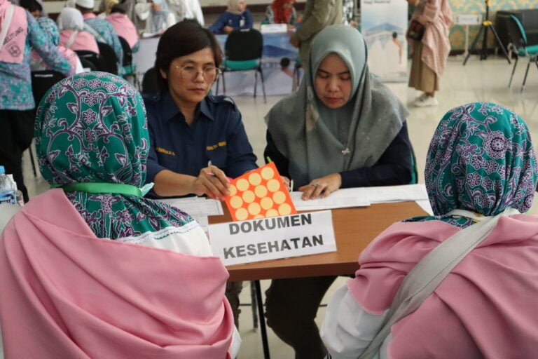 Pemeriksaan Dokumen Kesehatan Jemaah oleh Petugas KKP Pangkalpinang